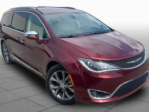Used 2017 Chrysler Pacifica Limited w/ UConnect Theater Package FWD image 3