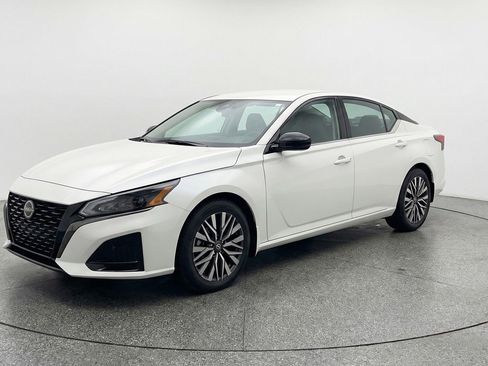 Used 2025 Nissan Altima 2.5 SV FWD image 3