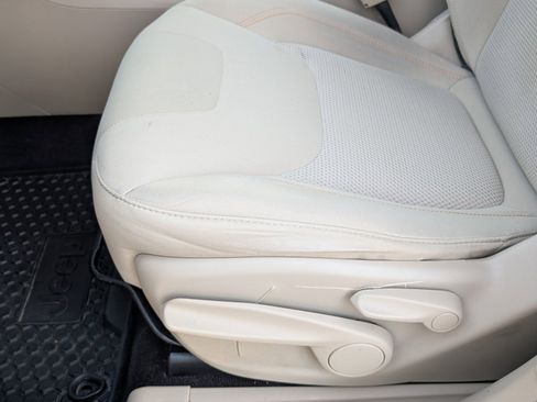 Certified 2019 Jeep Cherokee Latitude w/ Cold Weather Group image 12