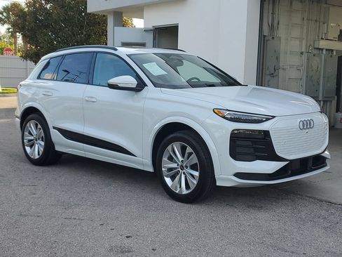 Used 2025 Audi Q6 e-tron Premium Plus w/ Premium Plus RWD image 2