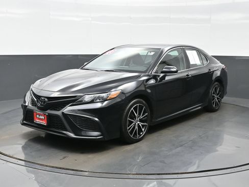 Used 2023 Toyota Camry SE FWD image 2