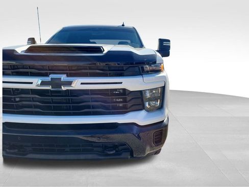 Used 2025 Chevrolet Silverado 2500 Custom w/ Custom Value Package image 10