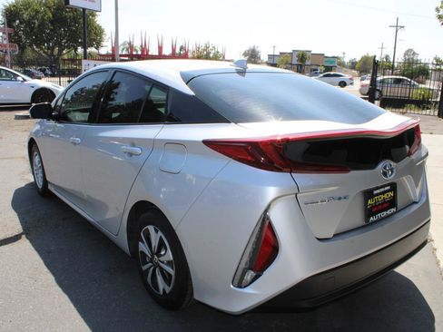 Used 2018 Toyota Prius Prime Premium FWD image 39