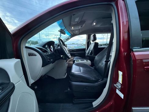 Used 2014 Chrysler Town & Country Touring image 14