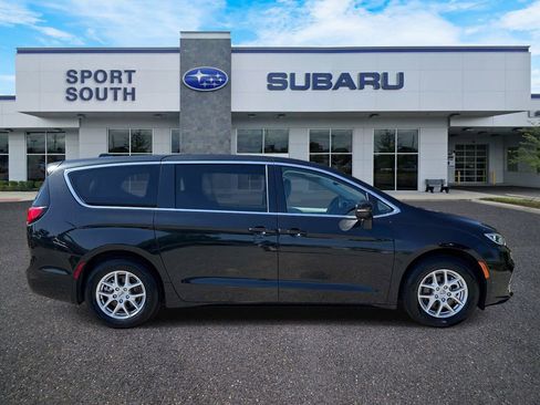 Used 2023 Chrysler Pacifica Touring-L FWD image 2