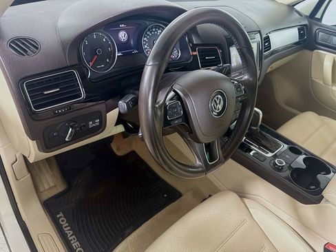 Used 2011 Volkswagen Touareg Sport image 9