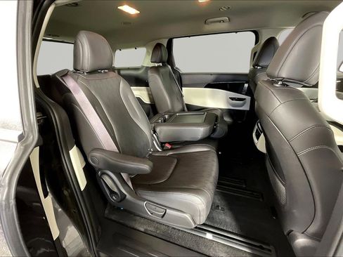Used 2024 Kia Carnival EX FWD image 25