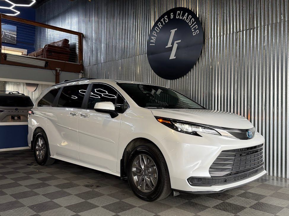 Used 2025 Toyota Sienna XLE FWD image 2