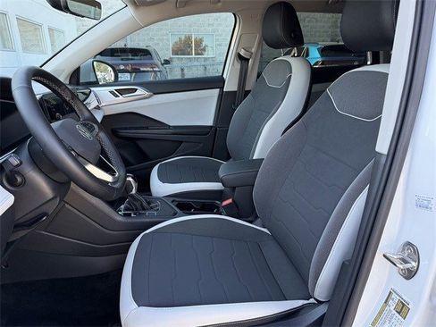 Certified 2025 Volkswagen Taos SE image 22