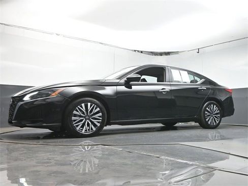 Used 2024 Nissan Altima 2.5 SV image 32