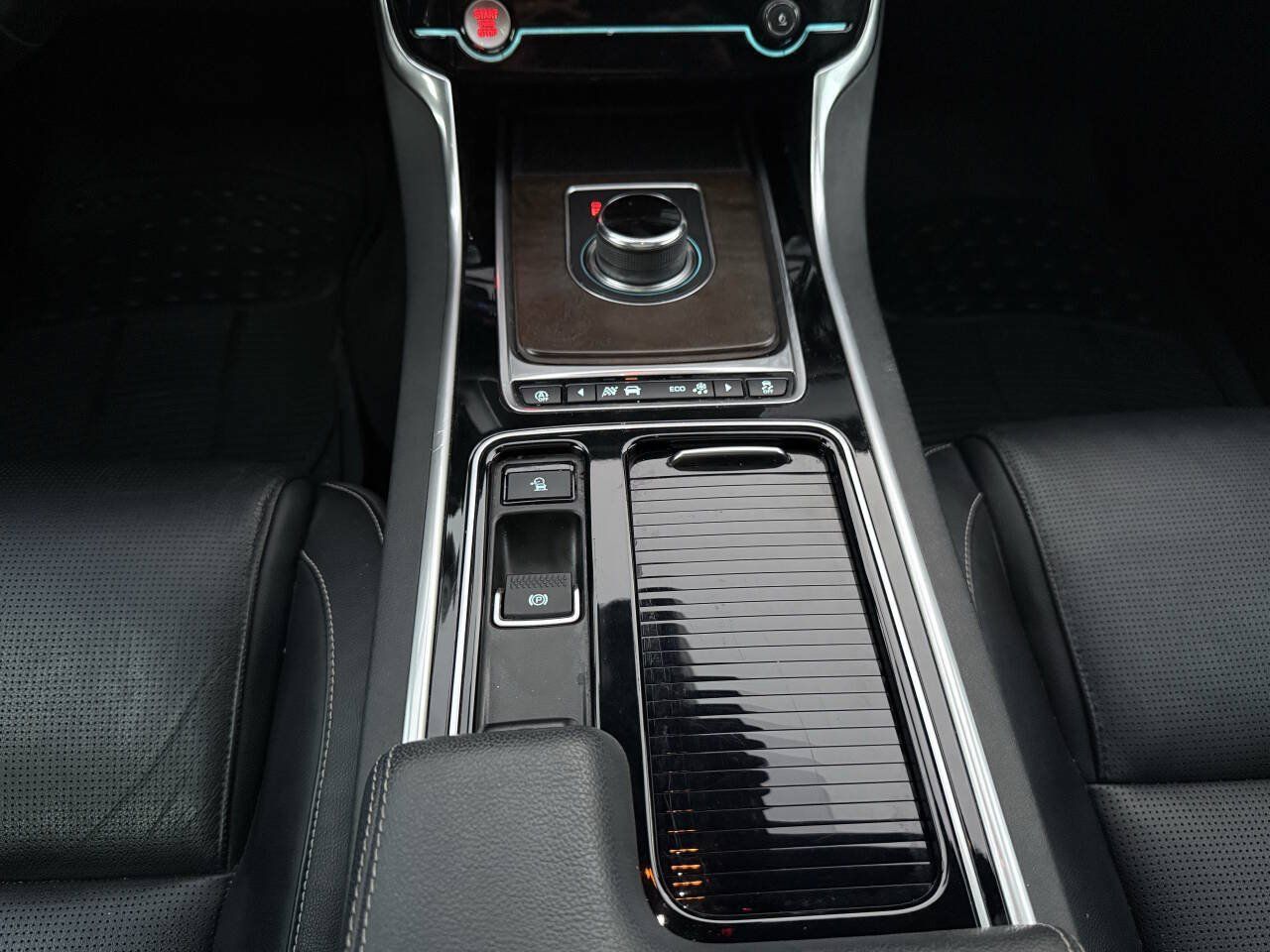 Used 2018 Jaguar XF R-Sport AWD/4WD image 33