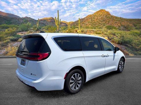 Used 2024 Chrysler Pacifica Limited FWD image 4