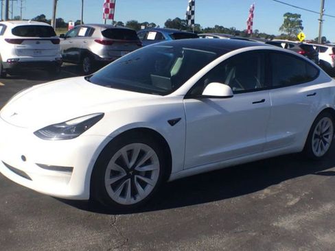 Used 2021 Tesla Model 3 Standard Range Plus image 4