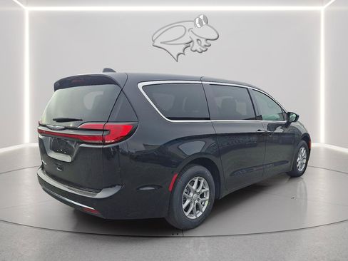 New 2026 Chrysler Pacifica Select image 4