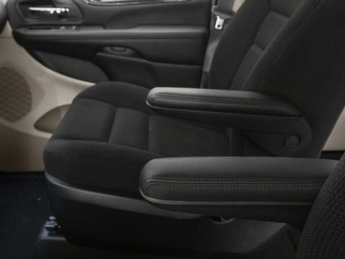 Used 2017 Dodge Grand Caravan SXT w/ Driver Convenience Group FWD image 18