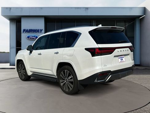Used 2024 Lexus LX 600 4WD w/ Luxury Package image 4