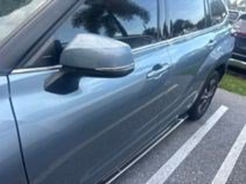 Used 2020 Toyota Highlander XLE FWD image 3