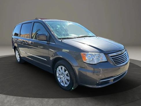 Used 2015 Chrysler Town & Country Touring FWD image 3