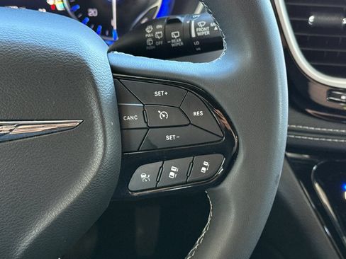 Used 2025 Chrysler Pacifica Limited FWD image 36