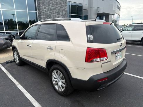 Used 2011 Kia Sorento LX w/ Convenience Pkg FWD image 2