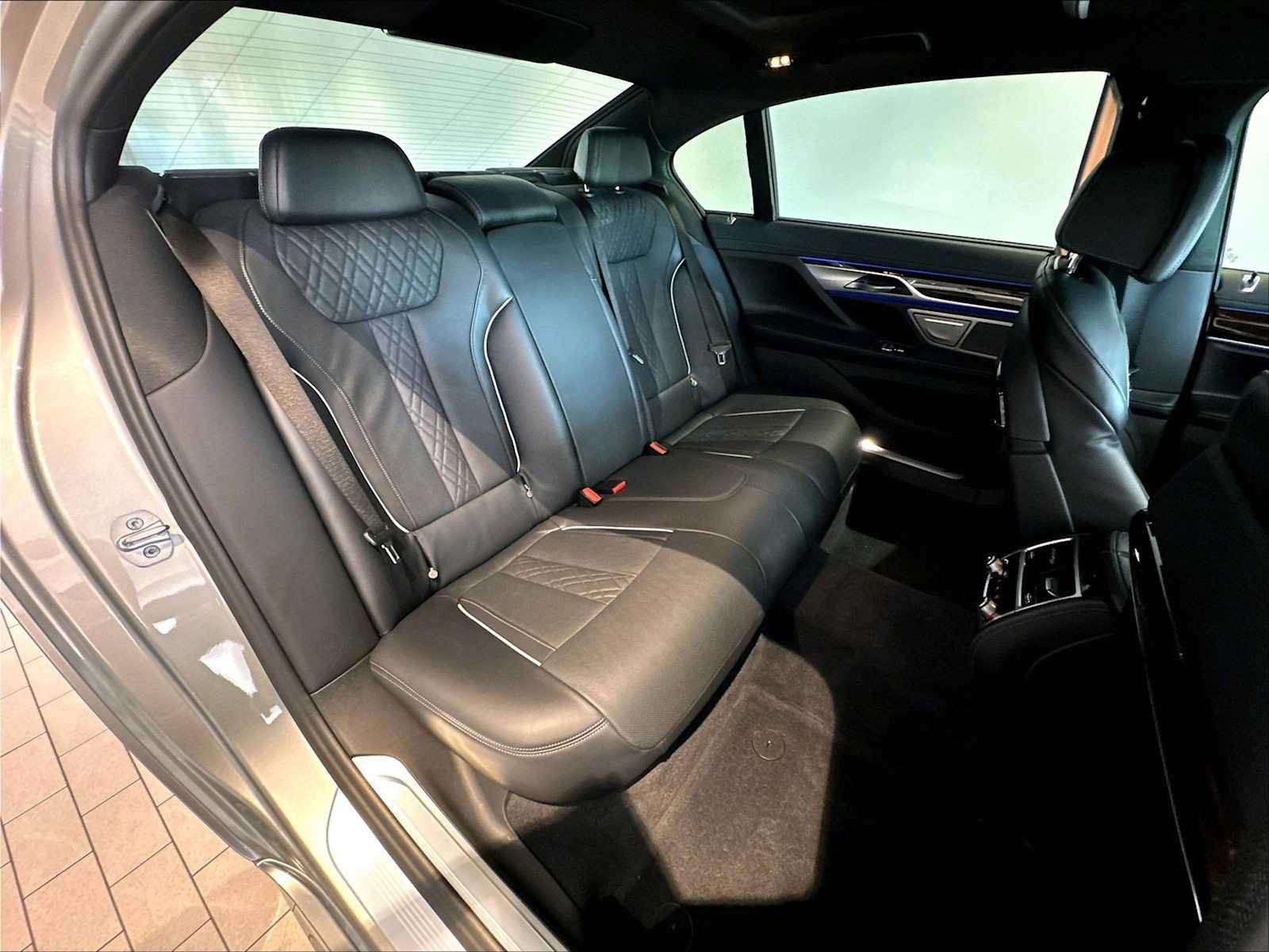 Used 2022 BMW 745e xDrive w/ M Sport Package AWD/4WD image 32