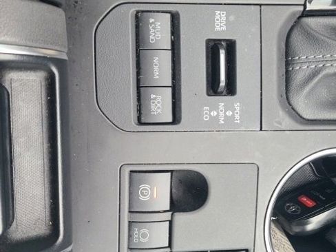 Used 2024 Toyota Highlander XLE image 28