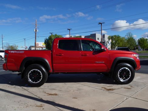 Used 2021 Toyota Tacoma TRD Off-Road w/ Technology Package AWD/4WD image 9