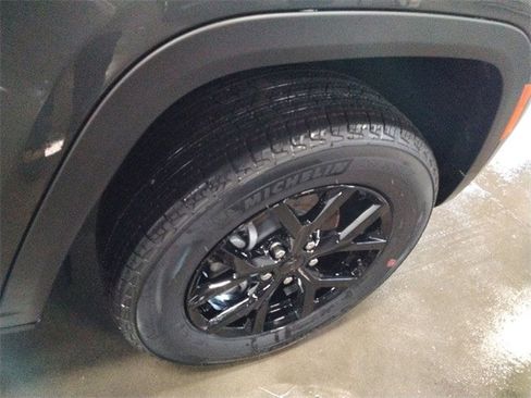 New 2025 Jeep Grand Cherokee Altitude image 18