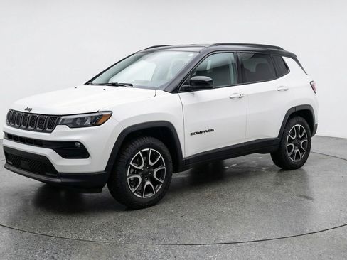 Used 2025 Jeep Compass Trailhawk image 3