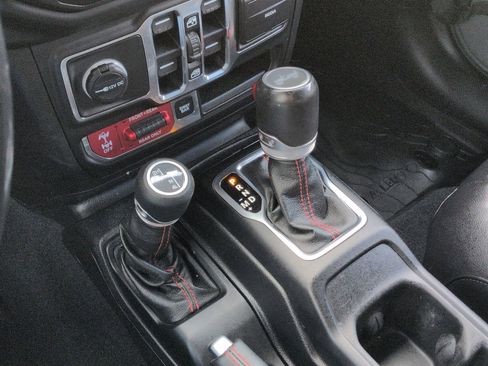 Used 2020 Jeep Wrangler Unlimited Rubicon w/ Uconnect 4C Nav & Sound Group AWD/4WD image 38