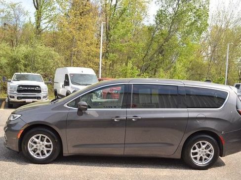 Used 2023 Chrysler Pacifica Touring-L FWD image 5