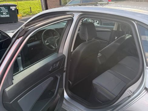 Used 2025 Volkswagen Jetta SE FWD image 16