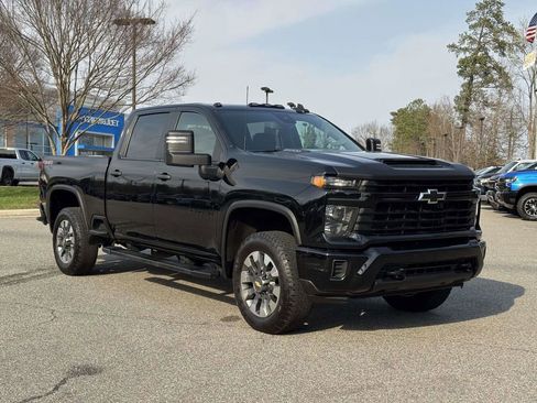 Used 2024 Chevrolet Silverado 2500 Custom w/ Custom Value Package image 2