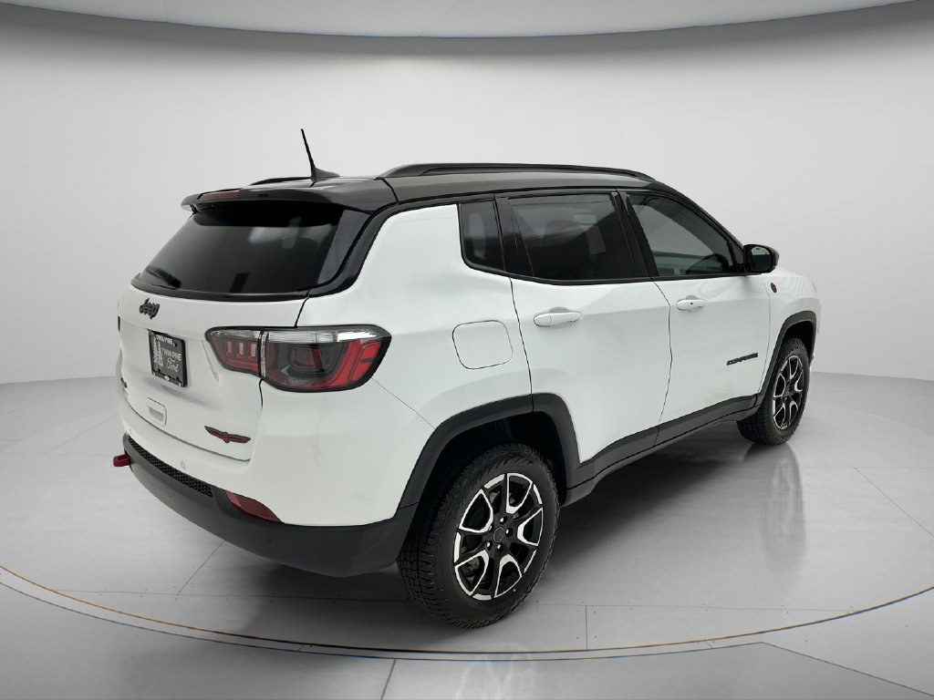 Used 2025 Jeep Compass Trailhawk AWD/4WD image 5