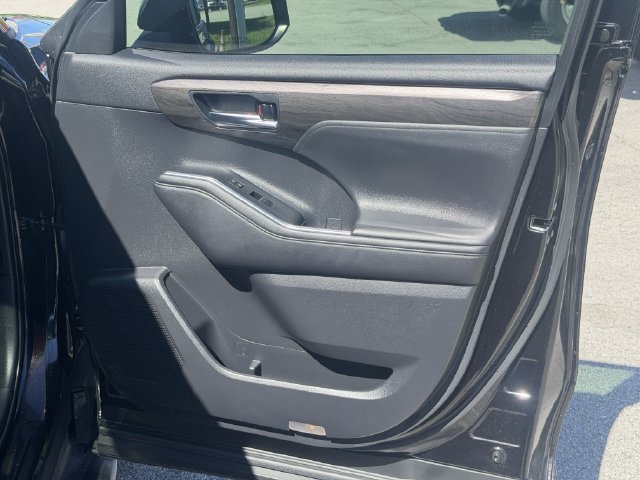 Used 2020 Toyota Highlander Platinum FWD image 34