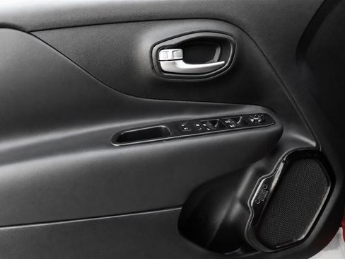 Used 2017 Jeep Renegade Altitude FWD image 24
