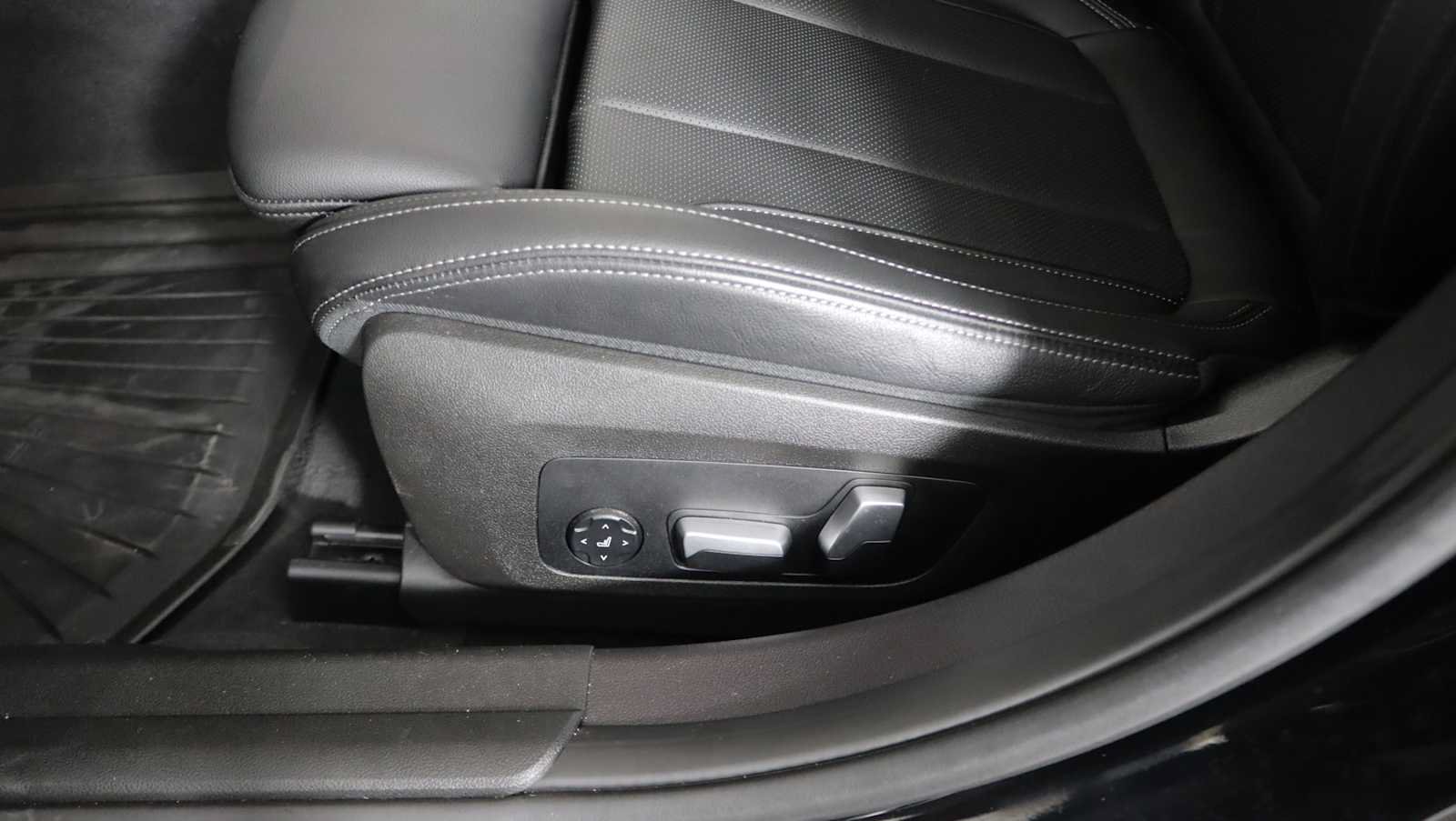 Used 2023 BMW 330i xDrive Sedan w/ Premium Package AWD/4WD image 17