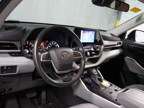 Used 2023 Toyota Highlander LE FWD image 11