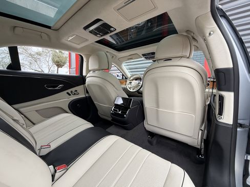 Used 2023 Bentley Flying Spur Plug-In Hybrid image 24