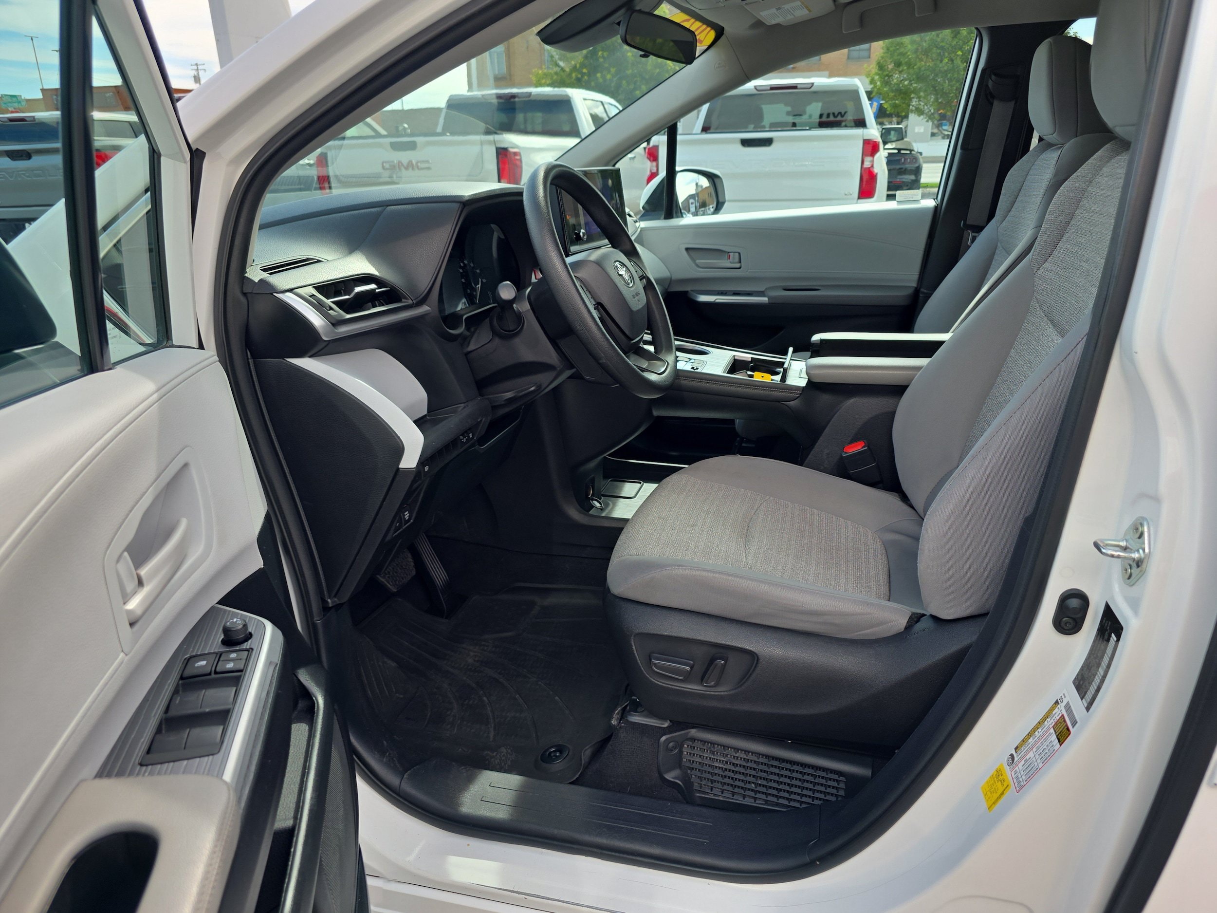 Used 2025 Toyota Sienna LE AWD/4WD image 2