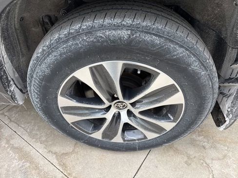 Used 2023 Toyota Highlander XLE image 6