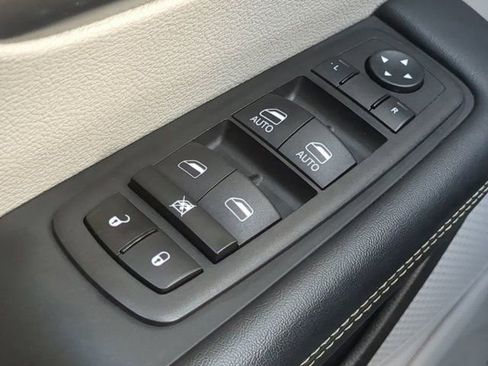 Used 2024 Chrysler Pacifica Limited FWD image 23
