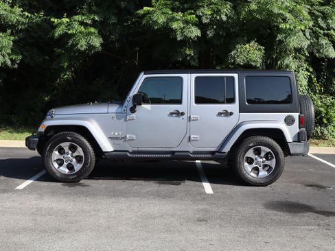 Used 2017 Jeep Wrangler Unlimited Sahara AWD/4WD image 6