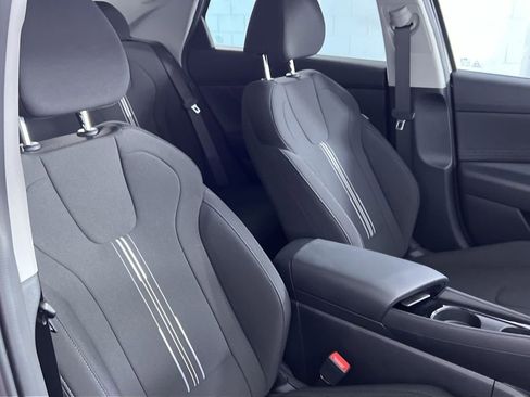 Used 2025 Hyundai Elantra SEL image 25