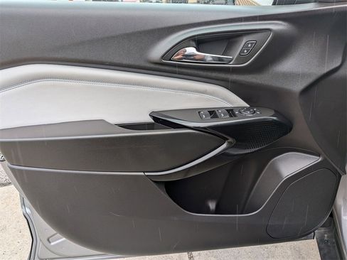 Used 2025 Chevrolet Trax LT w/ LT Convenience Package image 11