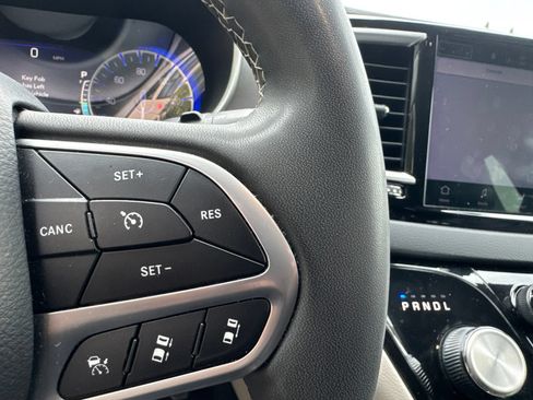 Used 2023 Chrysler Pacifica Touring-L FWD image 16