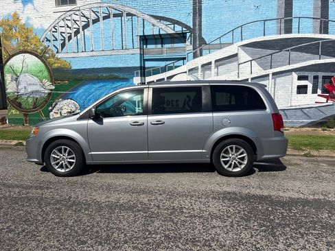 Used 2020 Dodge Grand Caravan SXT FWD image 3