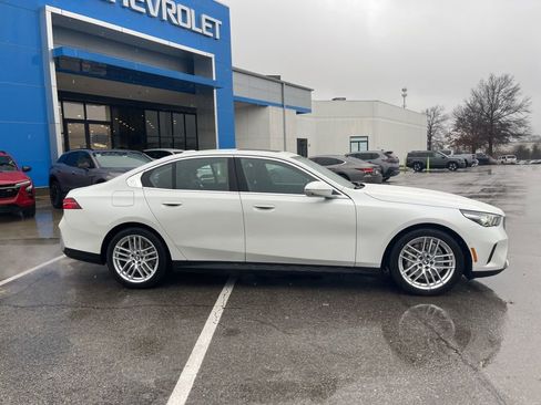 Used 2025 BMW 530i xDrive w/ Premium Package image 2