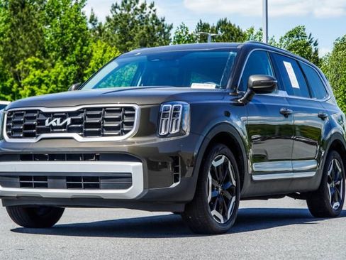 Used 2025 Kia Telluride S FWD image 7
