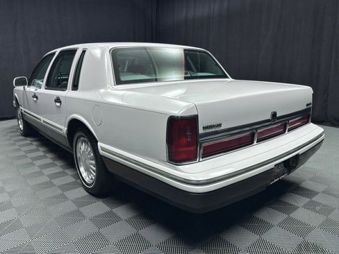 Used 1997 Lincoln Town Car Signature image 3